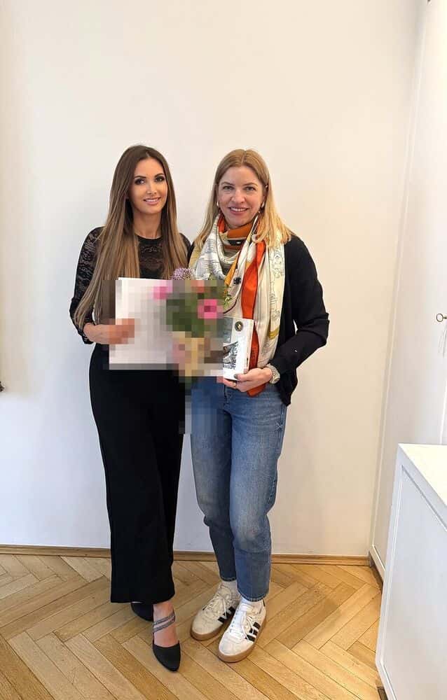 Verena Jungwirth mit Kundinnen und Kunden beim Notartermin