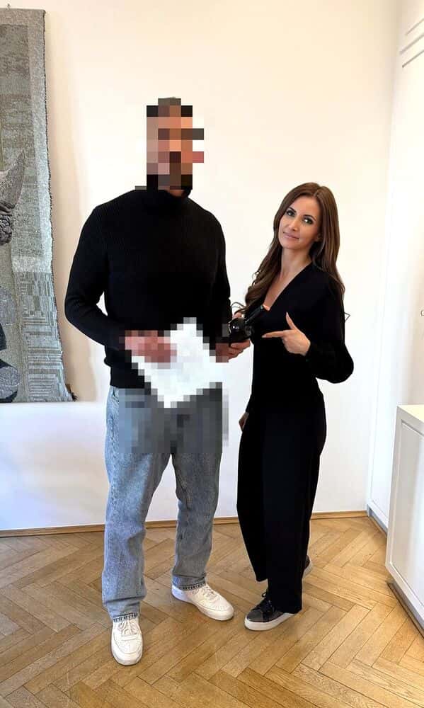 Verena Jungwirth mit Kundinnen und Kunden beim Notartermin