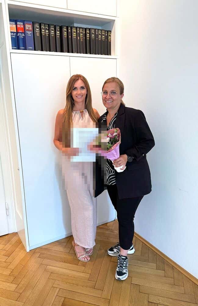 Verena Jungwirth mit Kundinnen und Kunden beim Notartermin